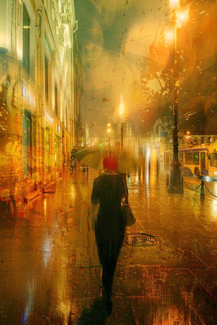 走在灯火阑珊的街道上的美女艺术摄影图片