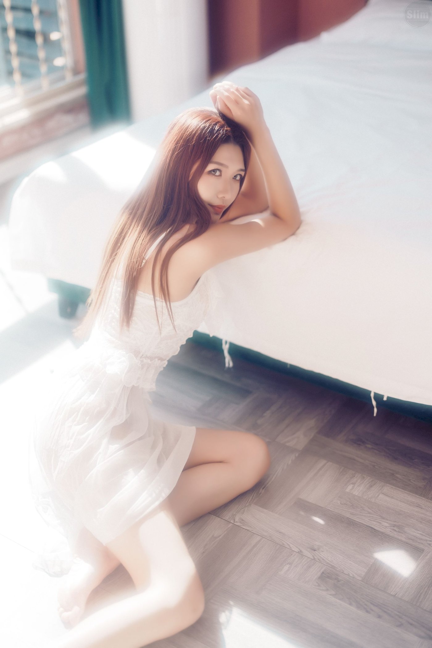 嫩模源纱希喵喵喵修长美腿搭配薄纱白裙私房写真