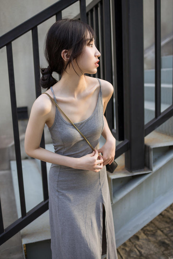 性感锁骨的清纯美女照片小乔侧身写真图片