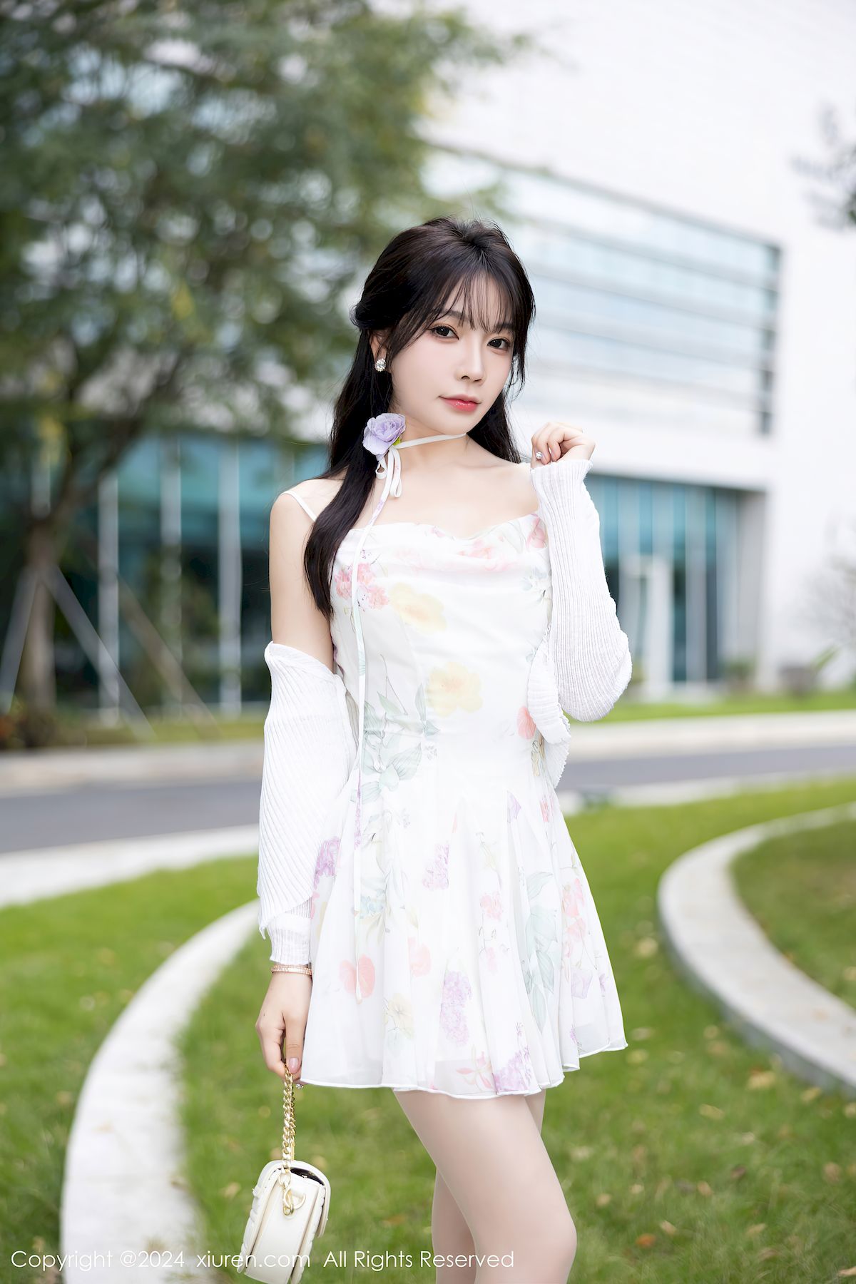 秀人网女神徐莉芝Booty白色碎花短裙原色丝袜性感写真