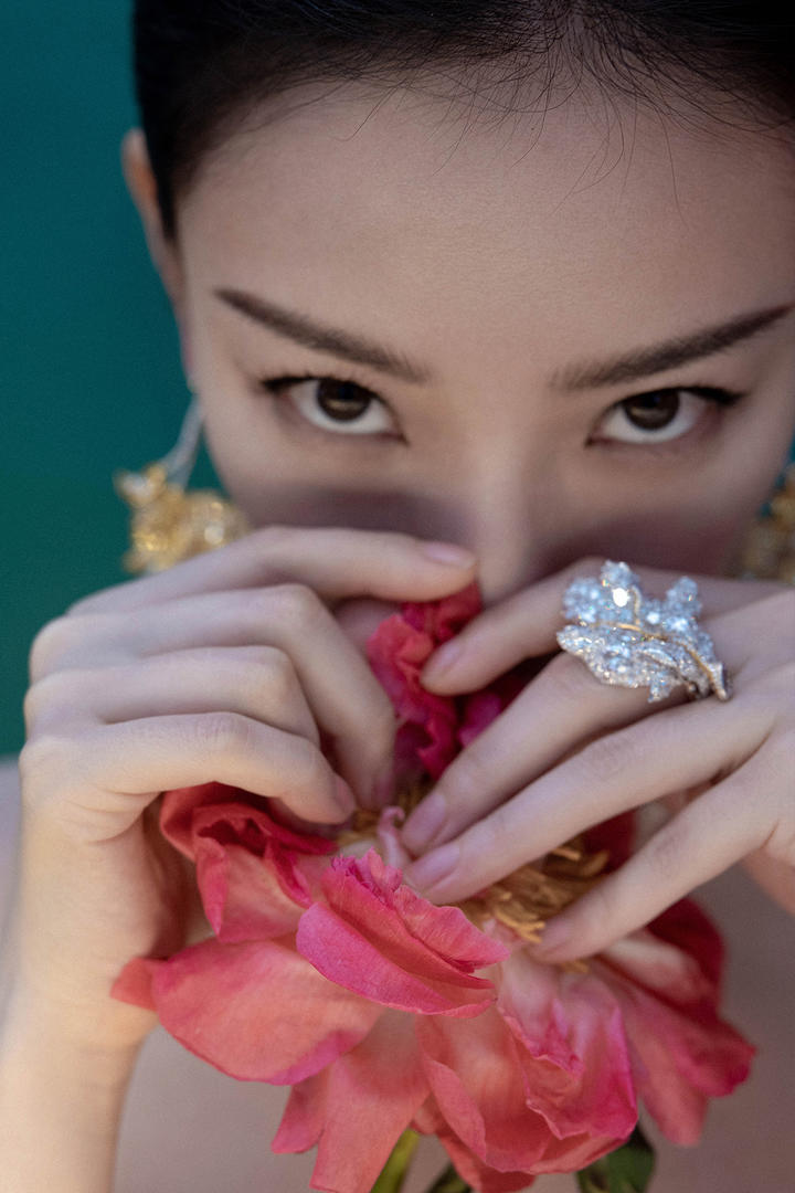 手拿鲜花的女星倪妮MM131美女图片高清图片明星专辑