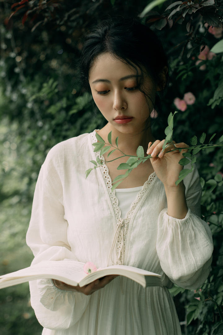 看书的文静美女高清个人摄影图片