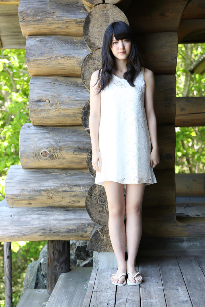 穿着白色连衣裙的日本清纯美女图片