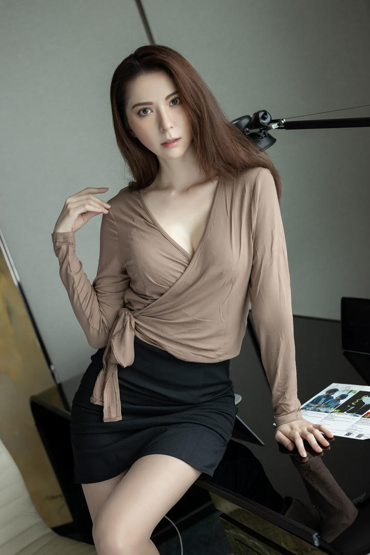 坐在桌子上的性感成熟美女写真图片