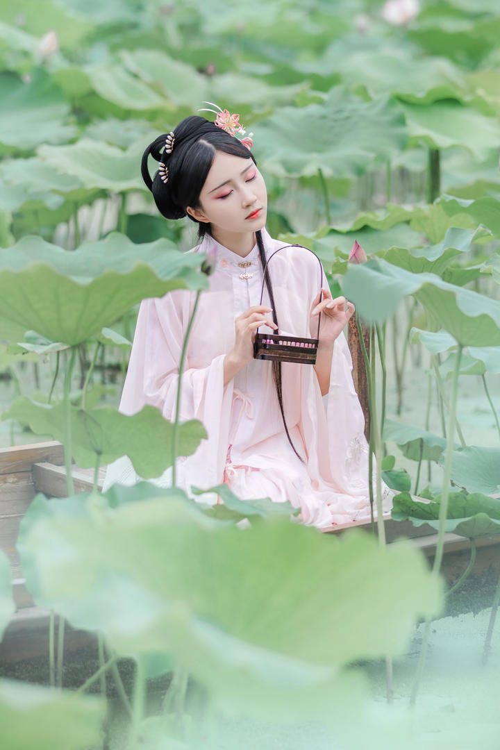 采荷花的古风美女高清手机壁纸图片