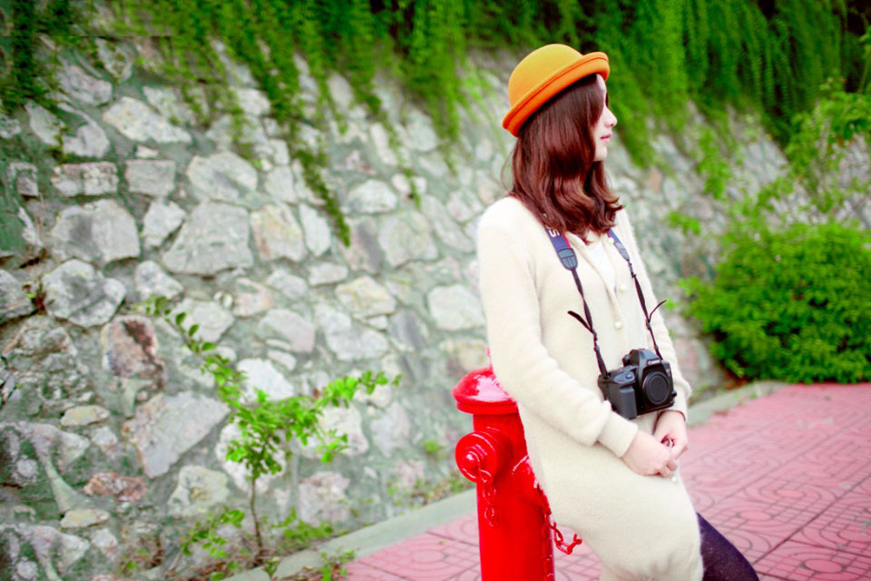 橙色帽檐下的精致姑娘