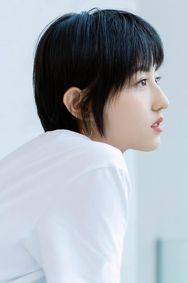 高清唯美短发美女明星张子枫侧脸写真图片
