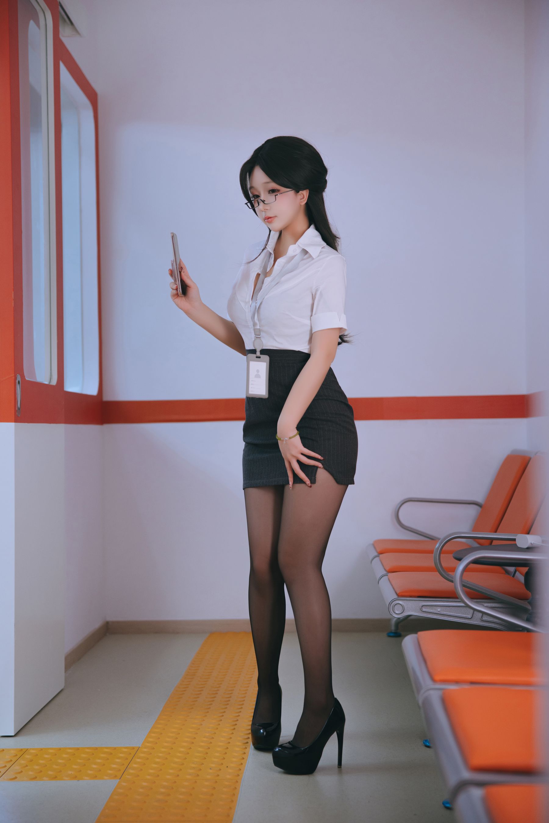 纯纯妹子日奈娇白衬衫白领丽人系列地铁场景写真