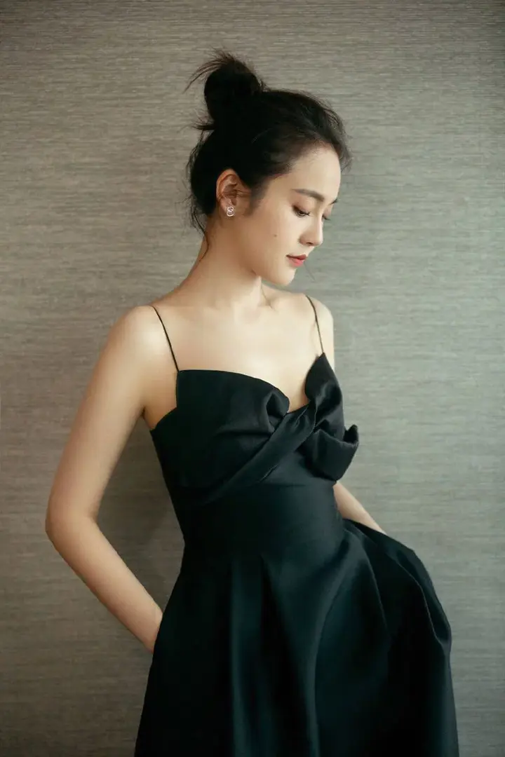 唐砖女主角黑色吊带裙时尚写真图片