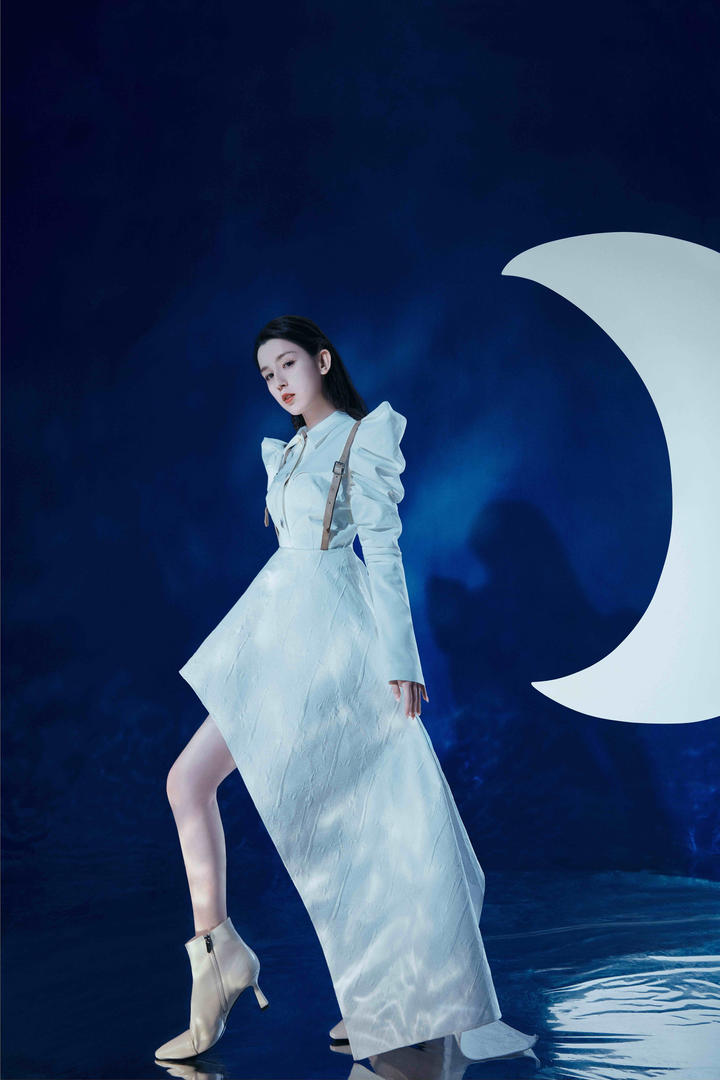 月亮下的新疆美女明星哈尼克孜个人艺术写真图片
