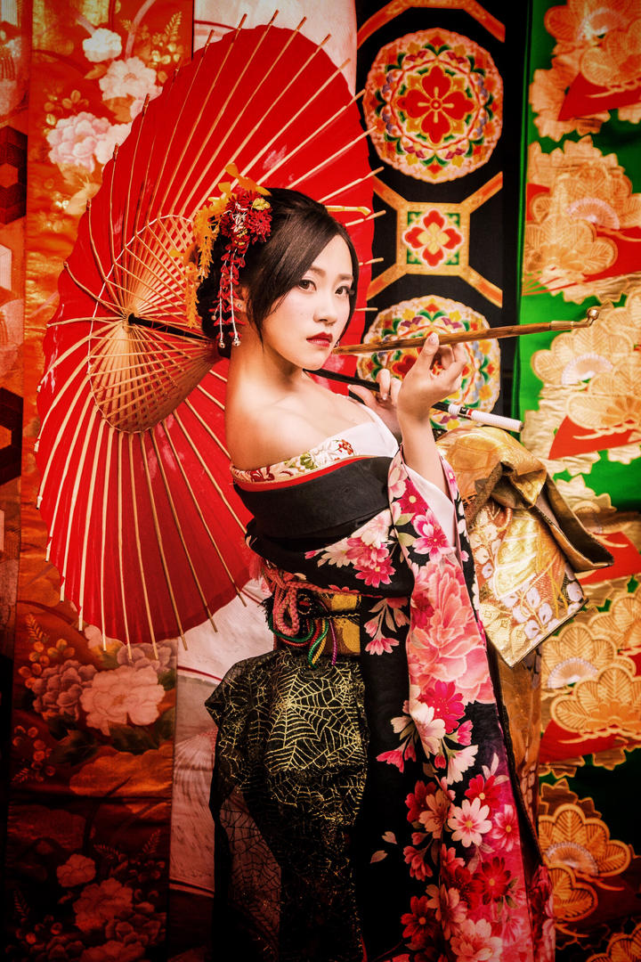 撑着伞的日本和服美女艺术写真图片