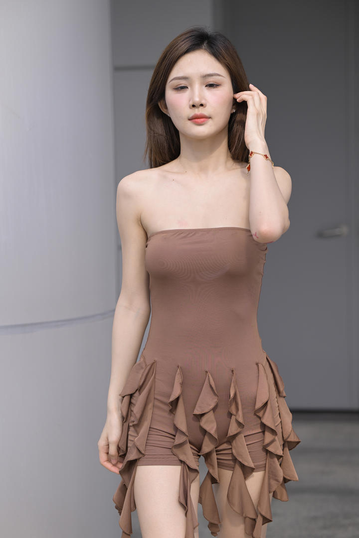 亚洲高清紧身瑜伽裤美女模特性感街拍图片