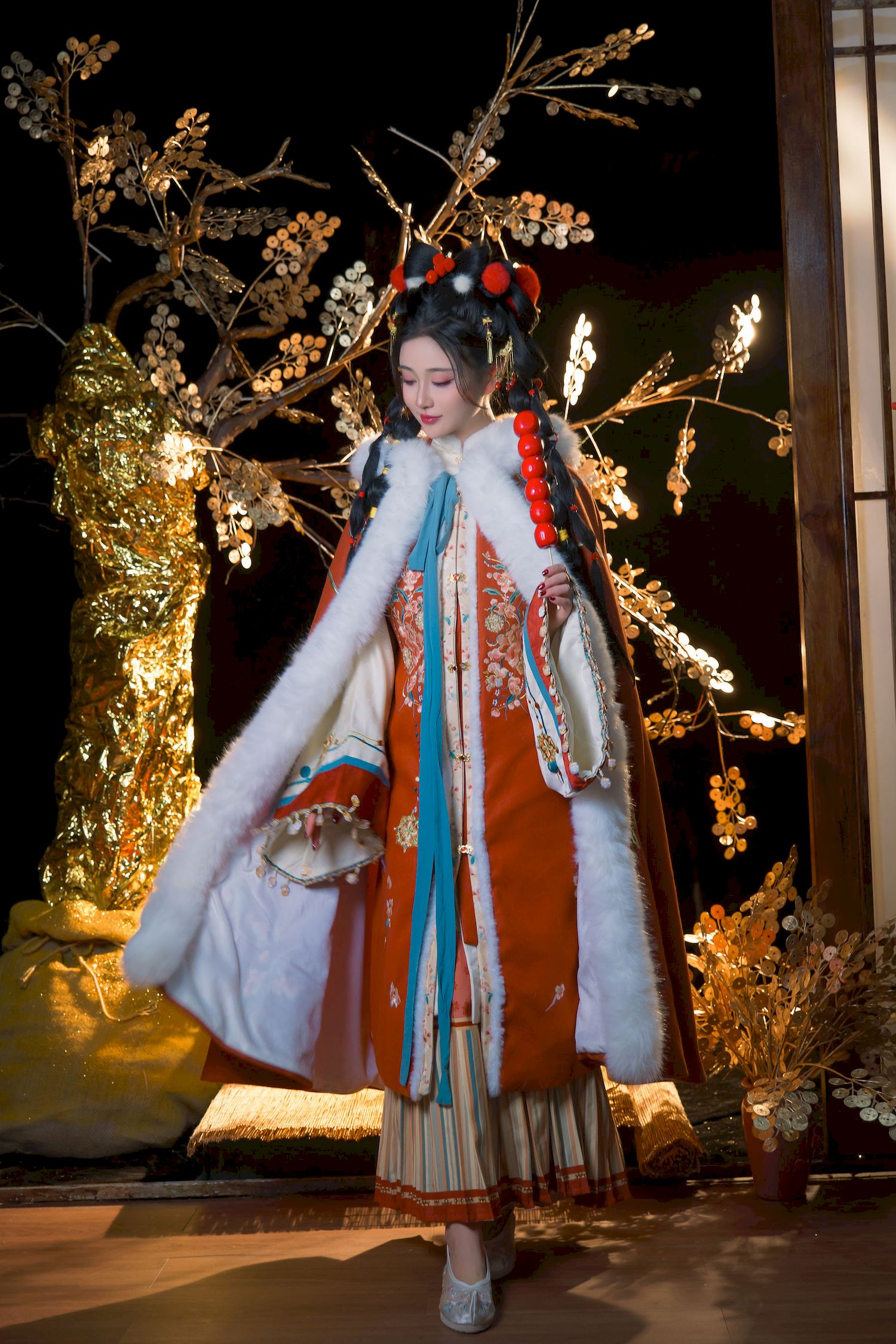 邻家女孩Nnian红色大氅冬日古装2025元旦主题写真