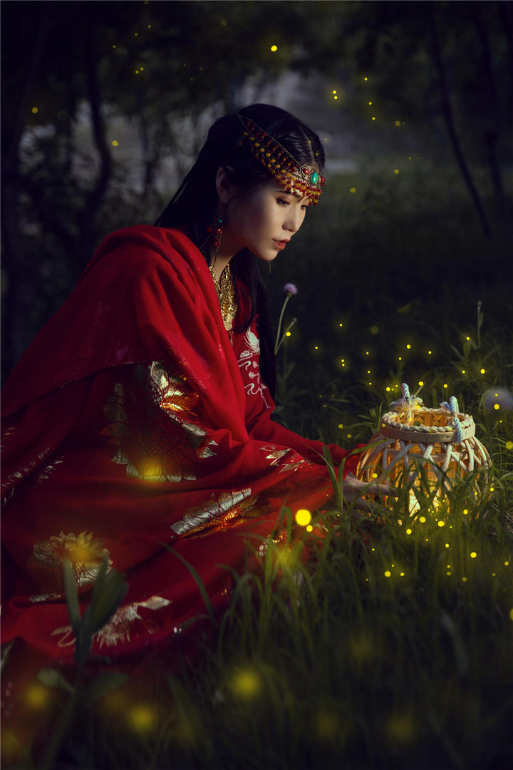 捉萤火虫的古装美女艺术写真图片
