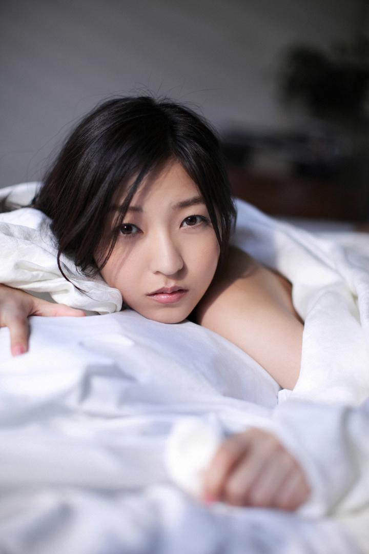 趴在床上的日本纯欲气质美女性感床照