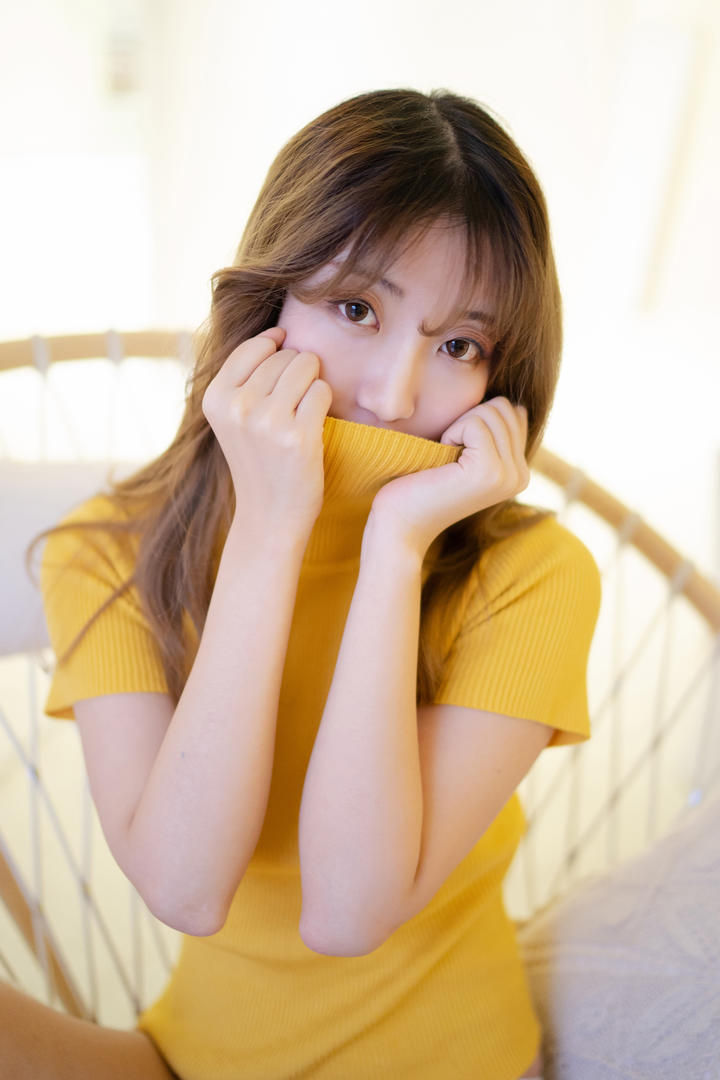 精品国产清纯美女黄色套头毛衣私房图片