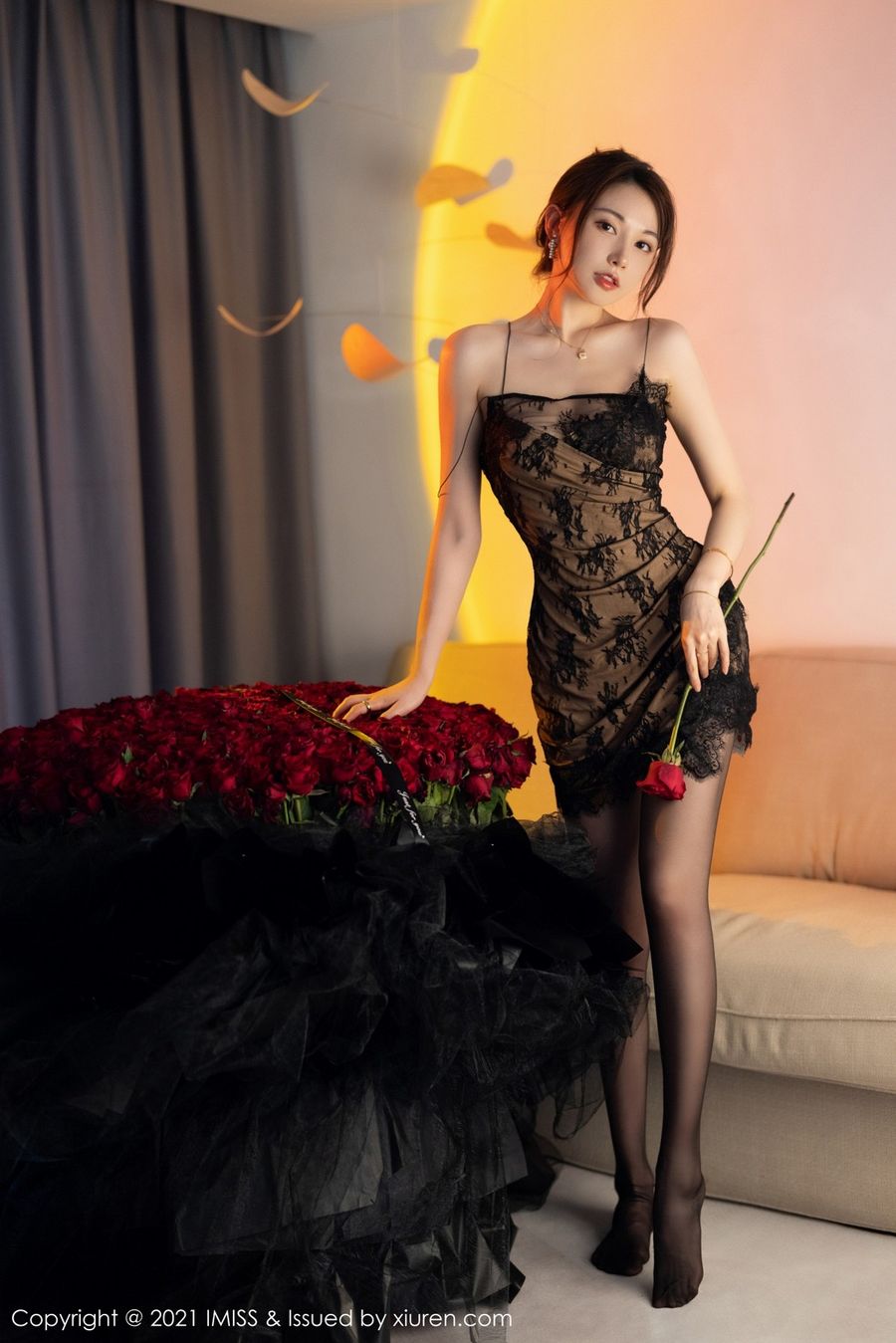 爱蜜社气质女神Lynn刘奕宁黑丝美腿露肩吊裙撩人性感写真
