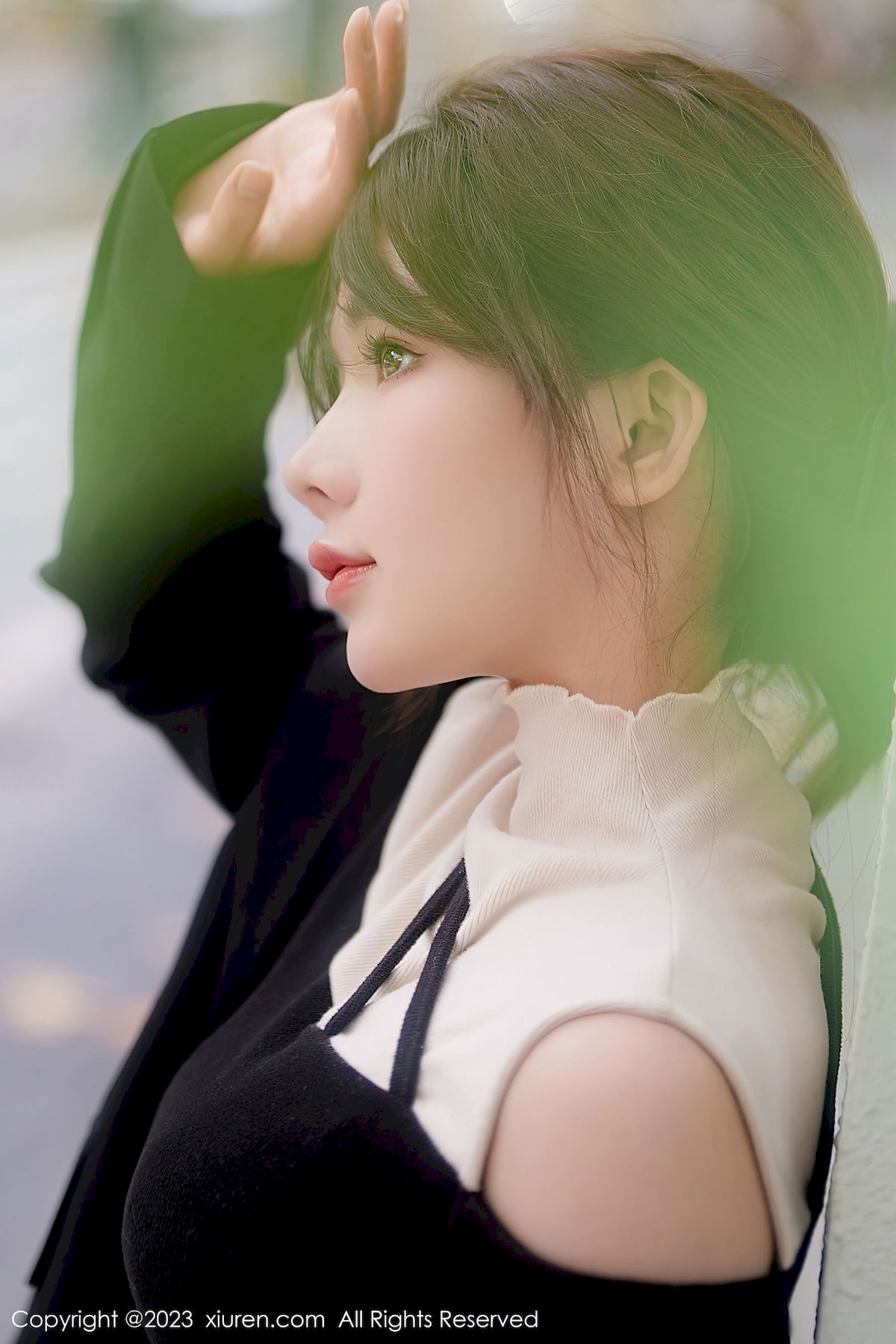 秀人网美女模特婠婠么黑色上衣搭配黑丝皮裙性感写真