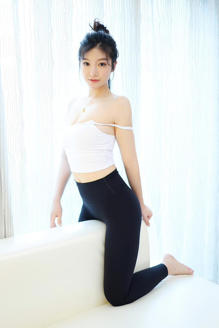 做瑜伽的养眼紧身裤美女写真图片