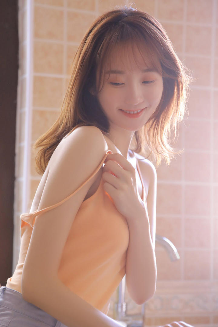 穿吊带背心的丝滑香肩美女高清可爱女生头像图片