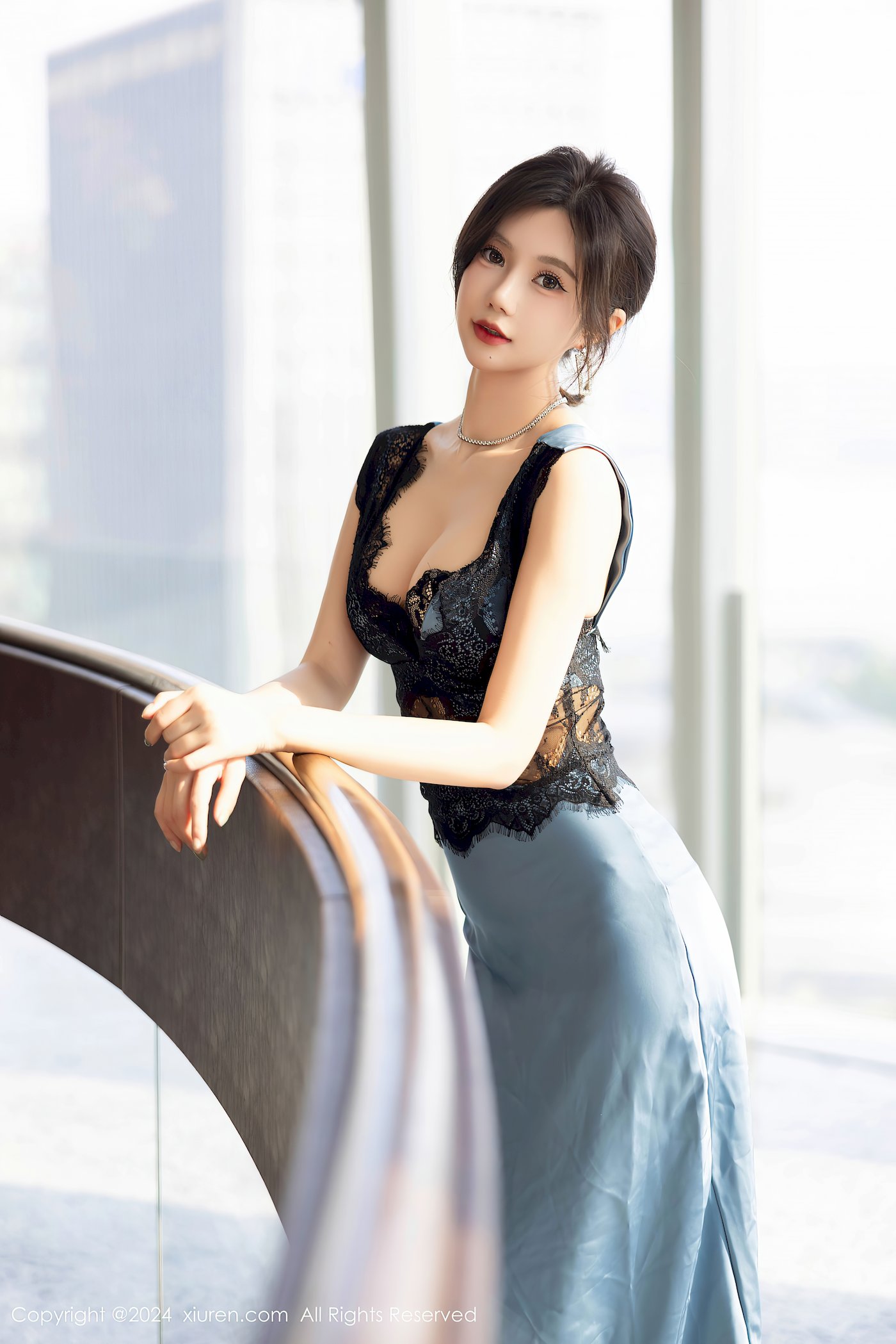 秀人网女神绮里嘉ula黑色蕾丝上衣肉色丝袜心愿旅拍