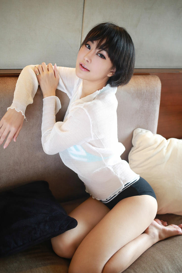 跪在沙发上的白嫩性感短发美女诱惑图片