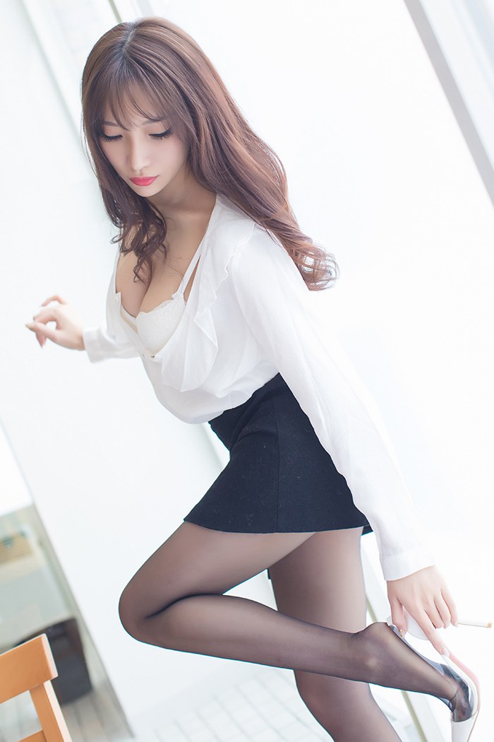 爱蜜社性感美女小狐狸Sica黑丝美腿OL制服诱惑旅拍