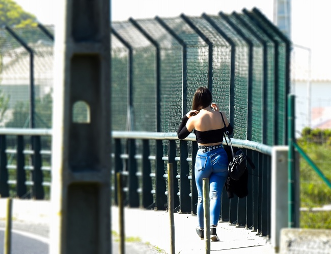 街拍丰臀牛仔裤美女图片