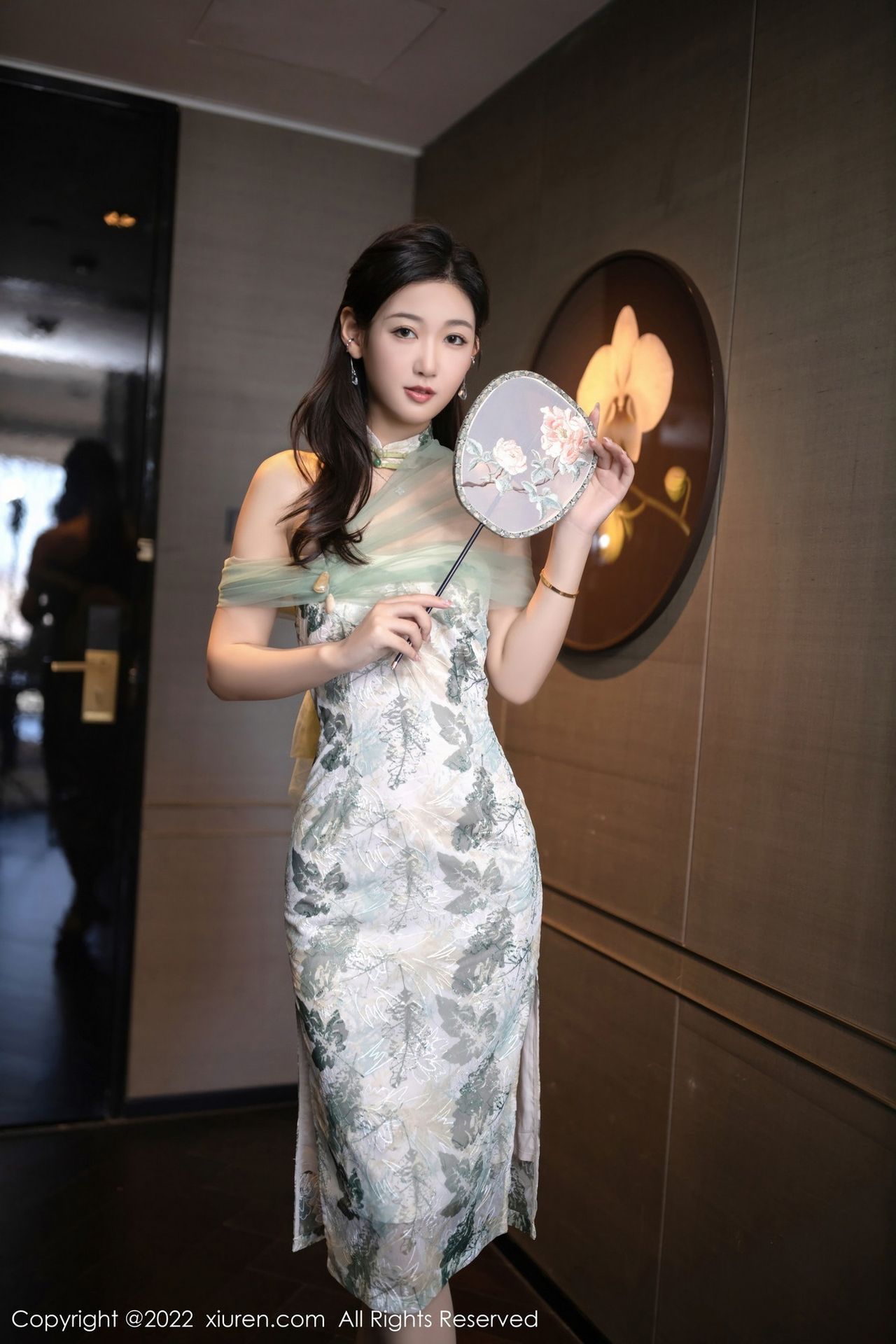 秀人网美女模特唐安琪浅色带叶纹图案旗袍服饰北京旅拍