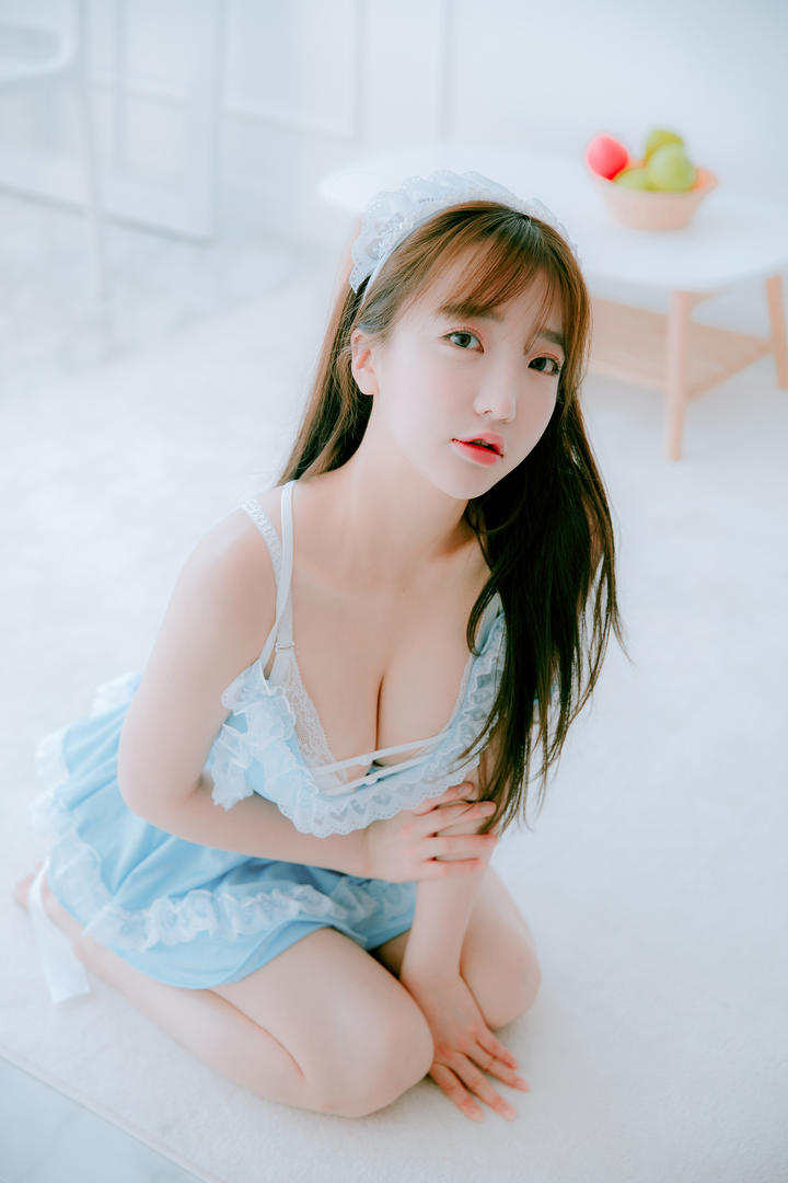 穿女仆装的大胸美女制服诱惑图片