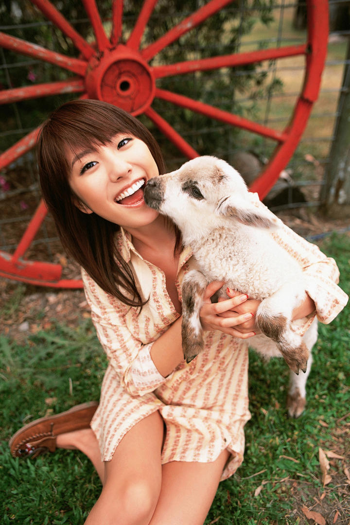 抱着小羊的日本可爱AV女优摄影写真图片