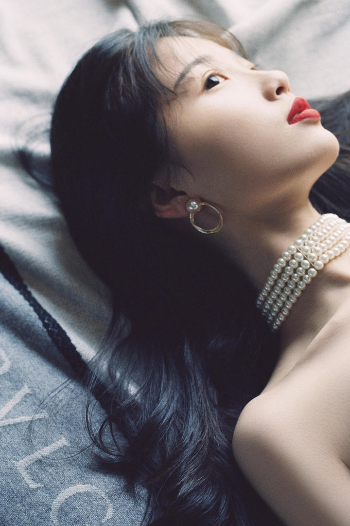 躺在床上的气质女星虞书欣