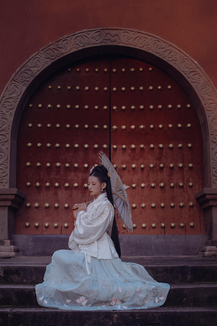 大门前打洋伞的汉服古装美女图片