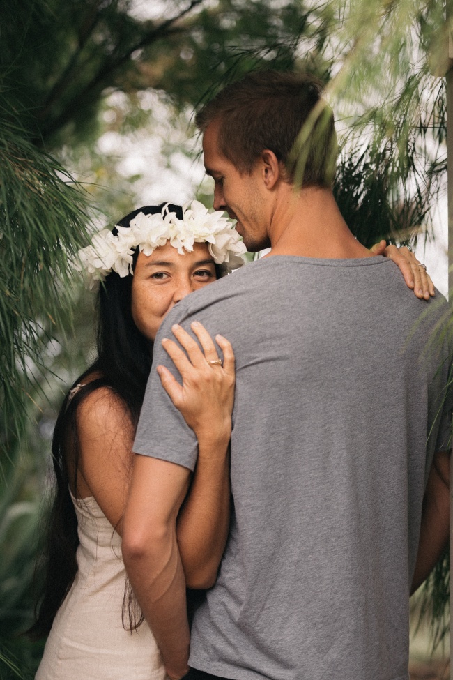 情侣拥抱自拍照片