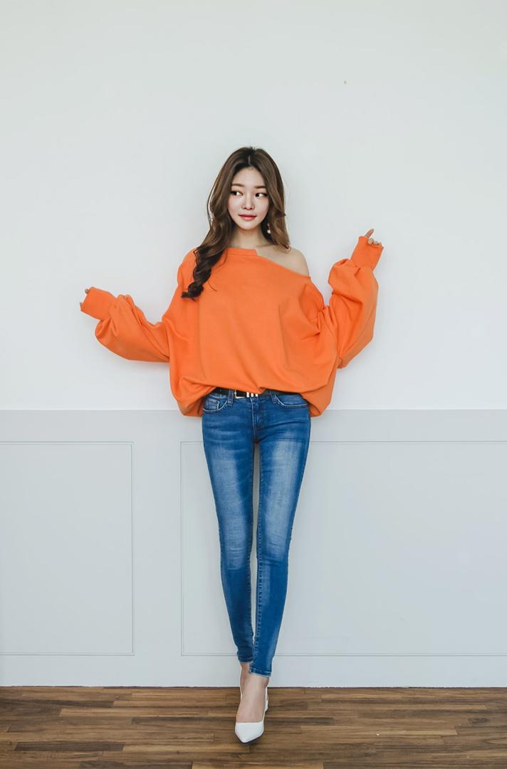 靠在墙边的高清韩国牛仔裤美女模特图片