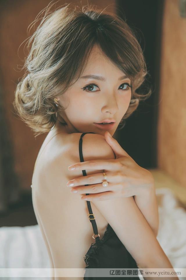 优雅气质妩媚迷人美女晚礼服写真