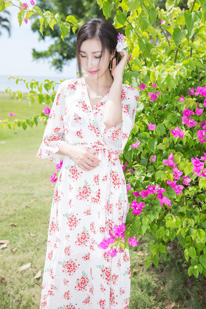 花丛边的极品清纯美女写真