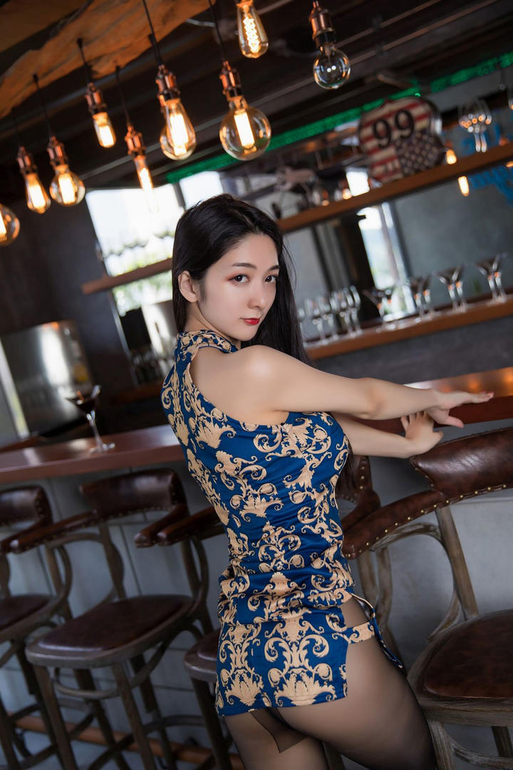酒吧里的黑丝实现美女诱惑写真图