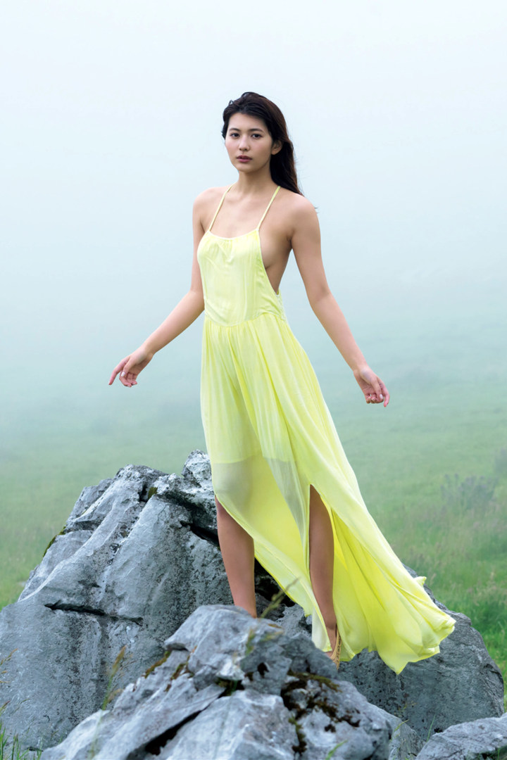 一身黄色长裙的日本漂亮女生户外人像艺术摄影图片