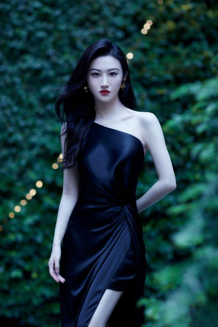 4K高清美女明星景甜黑色礼服性感成熟美女写真图片