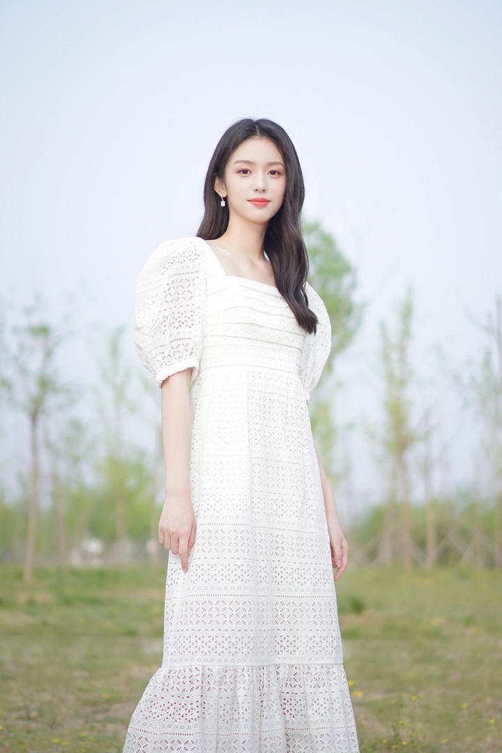 穿着白色长裙的甜美女孩小清新美女壁纸图片