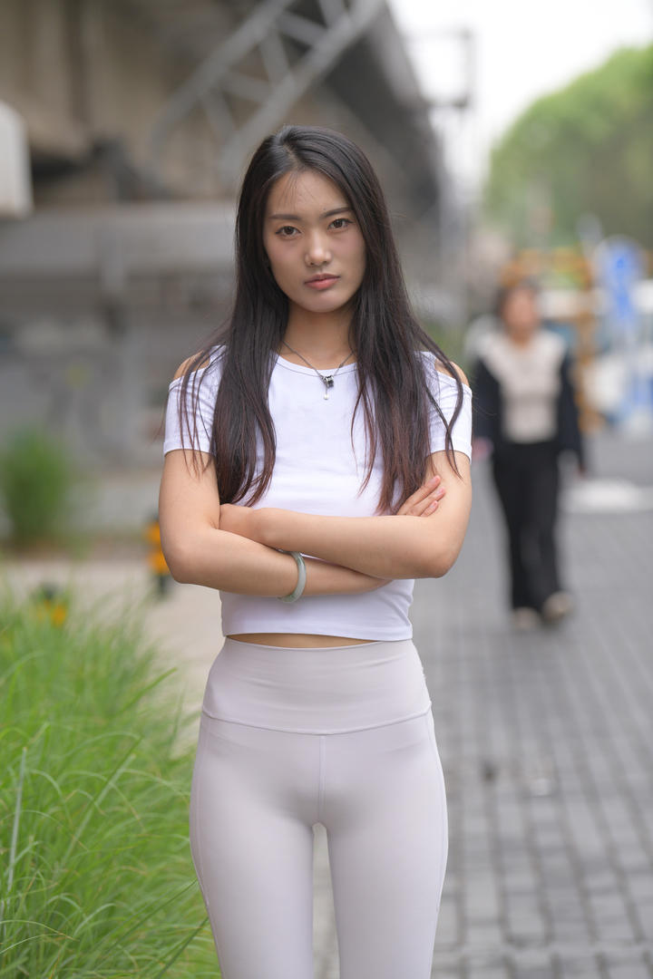 双手抱胸的紧身裤美女图片大全