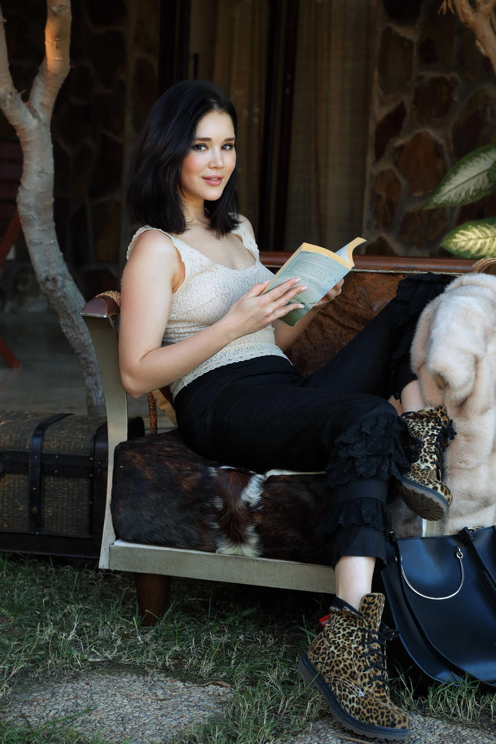 看书的欧美美女rapper图片