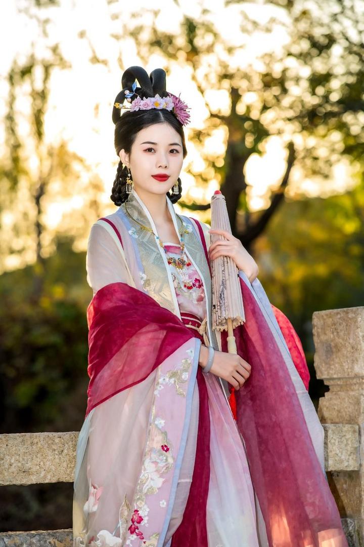 穿着汉服的美女古装头像女艺术写真图片