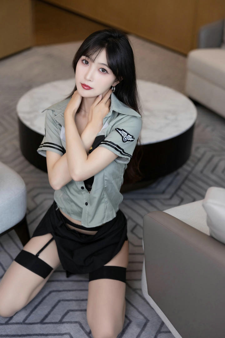 跪在地上的极品美女空姐林星阑女性人体写真图片