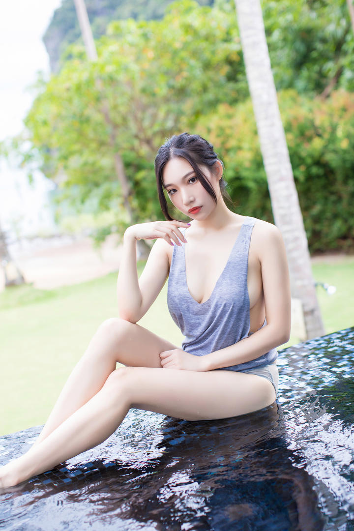 白嫩长腿美女极品嫩模泳池湿身诱惑写真图片