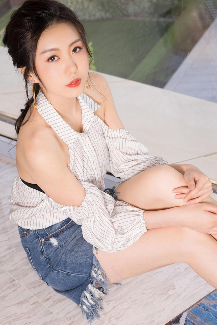 穿着牛仔裤的高清性感美女模特图片