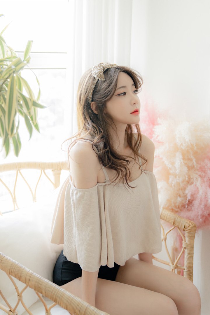 坐在椅子上的韩国美女模特柳京图片