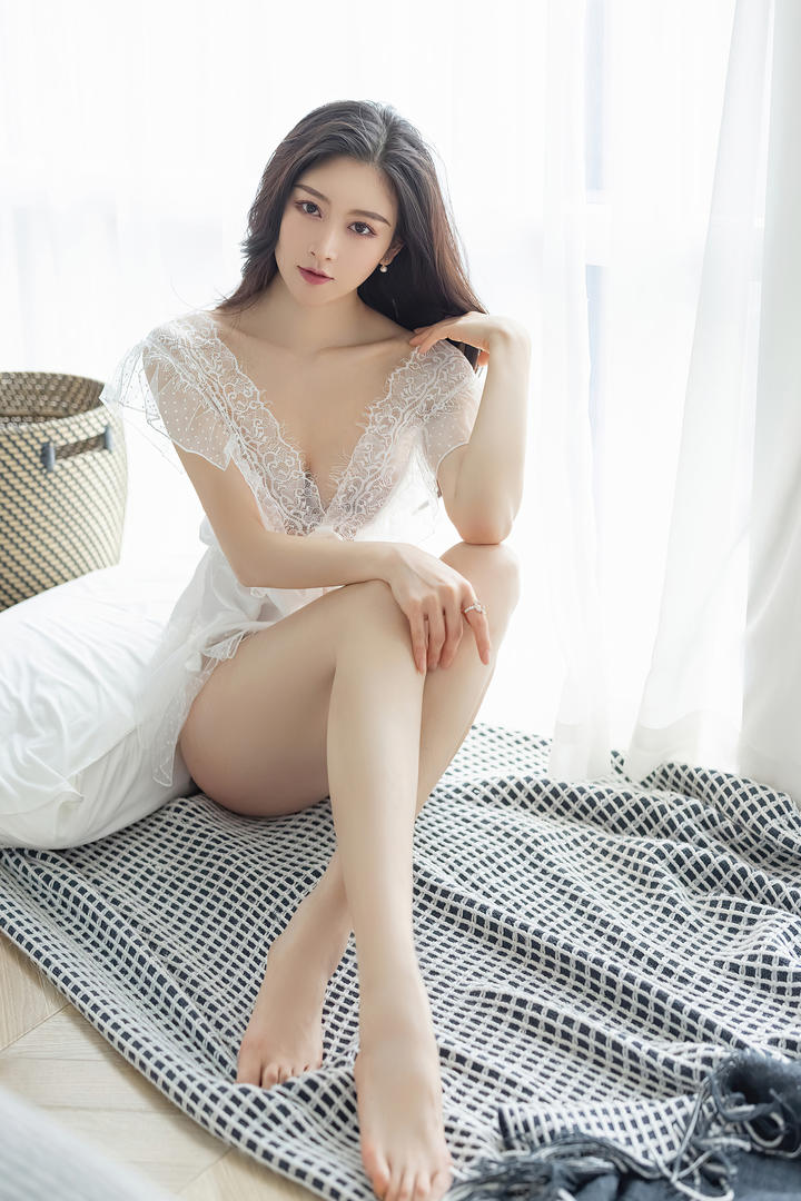 漂亮美女Vanessa蕾丝睡衣私房照图片
