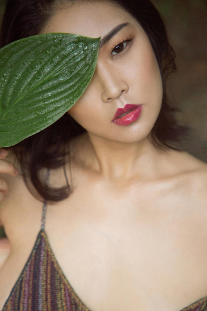 拿着树叶的高清性感美女特写